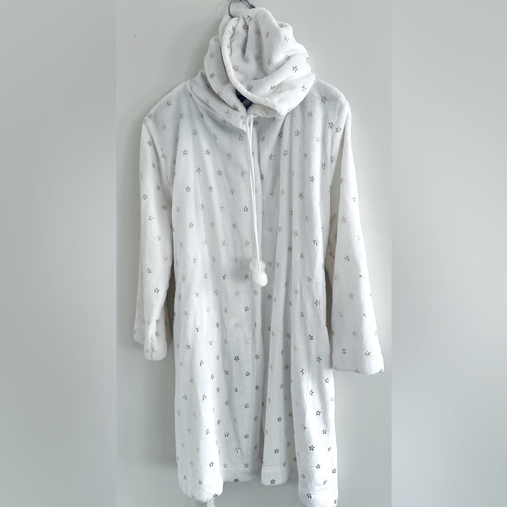 Winter ready Joe Boxer white star hooded robe with matching capri pant, size M